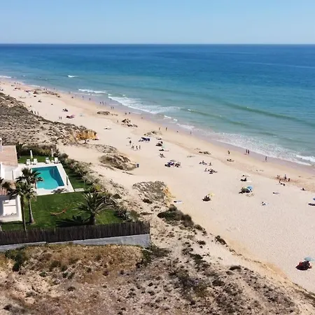 Апартаменты Charming Beachside Apartment- The Perfect Getaway! Албуфейра