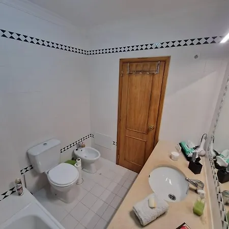 Charming Beachside Apartment- The Perfect Getaway! * Албуфейра