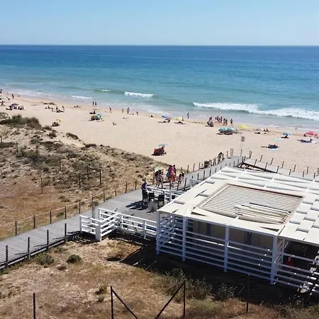 Charming Beachside Apartment- The Perfect Getaway! Албуфейра